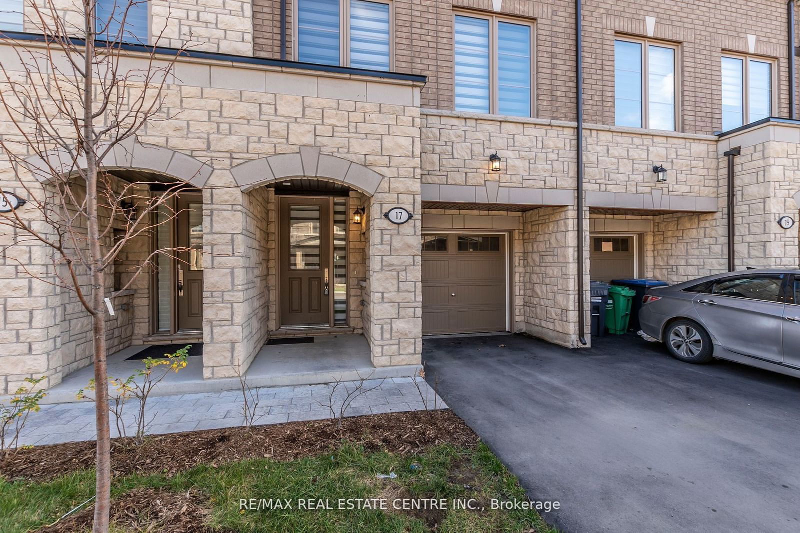 Townhouse sold at 17 Arcola Street, Brampton, Bram East, L6P 4N7 - MLS: W11918829