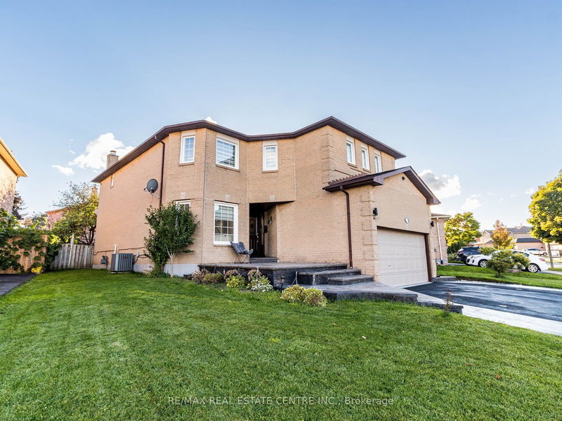 55 Castlehill Rd, Brampton, L6X 4C9 | Image 2