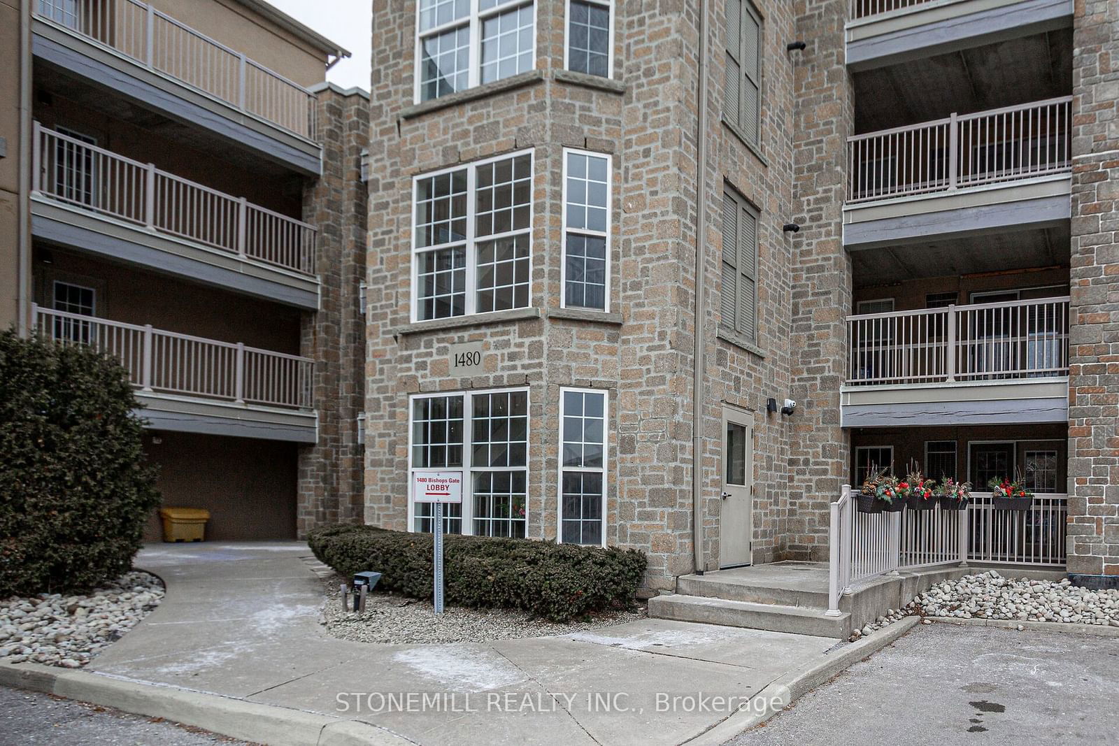 Condo sold at 207-1480 Bishops Gate, Oakville, GA Glen Abbey, L6M 4N4 - MLS: W11919107