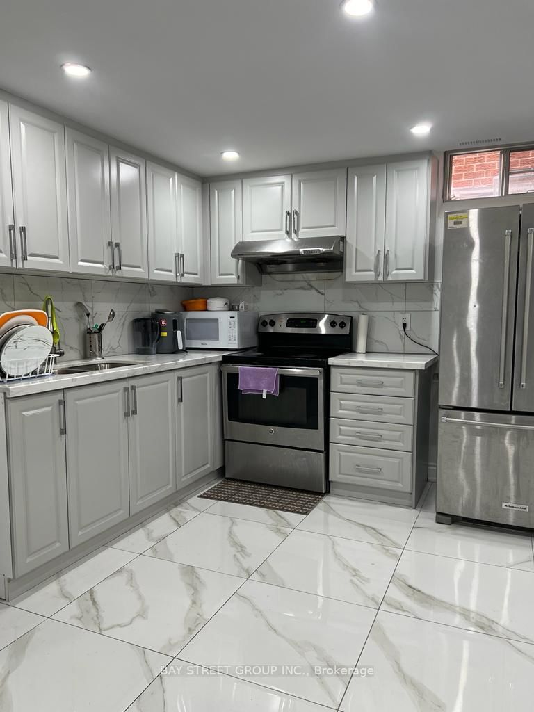 10 Blenheim Dr W, Brampton, L6Z 1H9 | Image 2