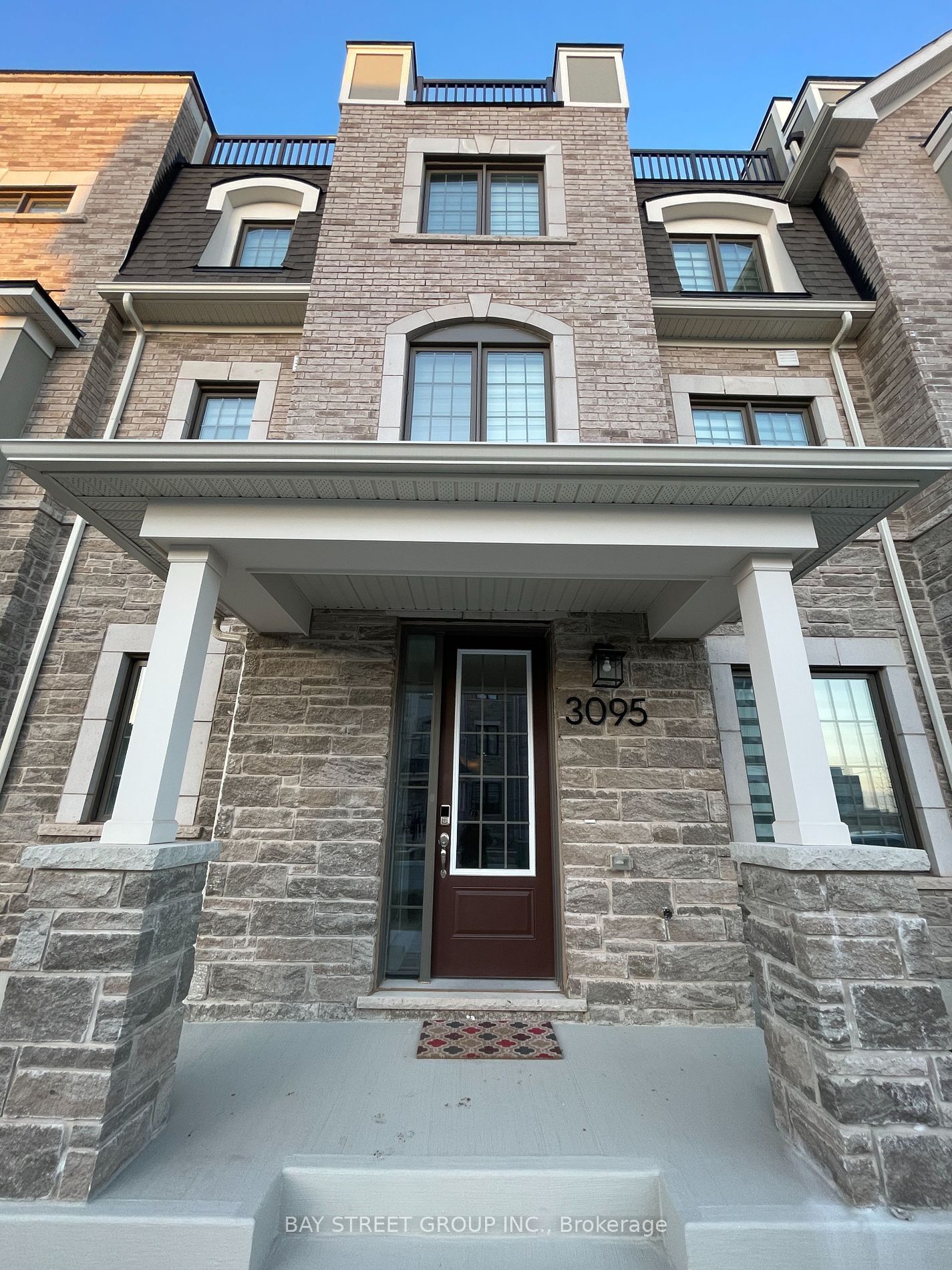 Townhouse for lease at 3095 Travertine Drive, Oakville, Rural Oakville, L6M 5N9 - MLS: W11919579