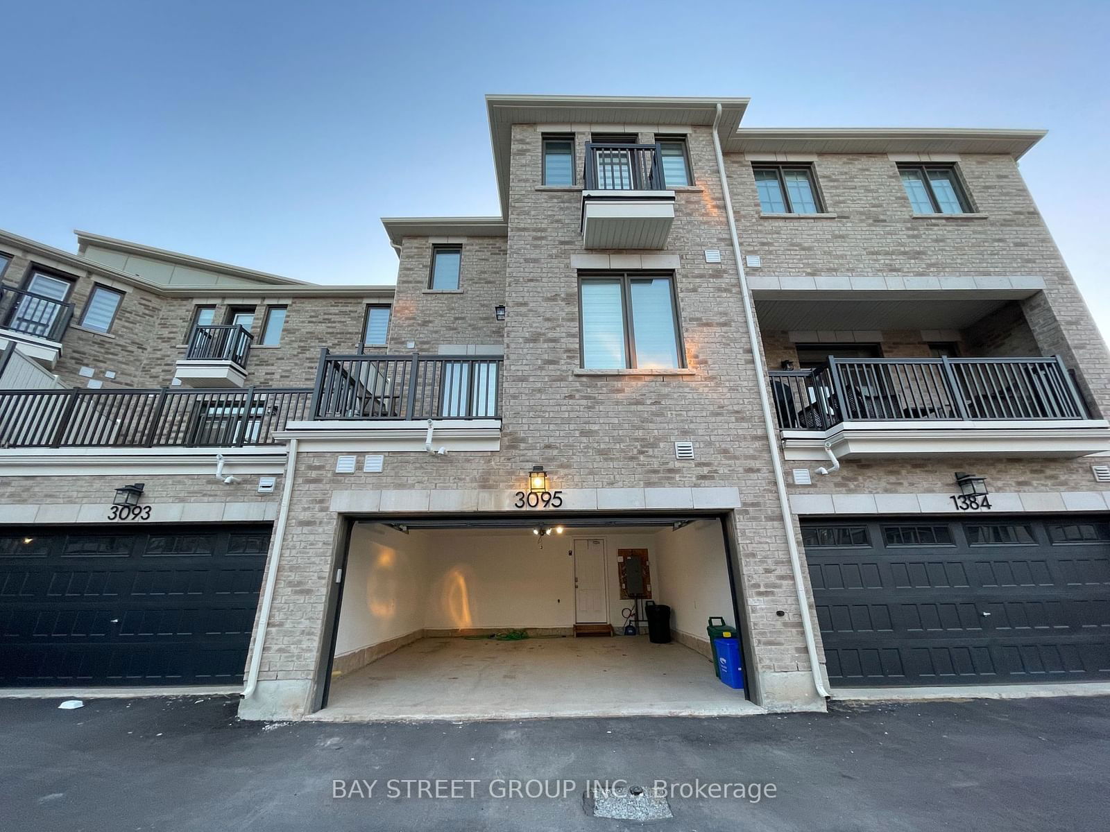 Townhouse for lease at 3095 Travertine Drive, Oakville, Rural Oakville, L6M 5N9 - MLS: W11919579