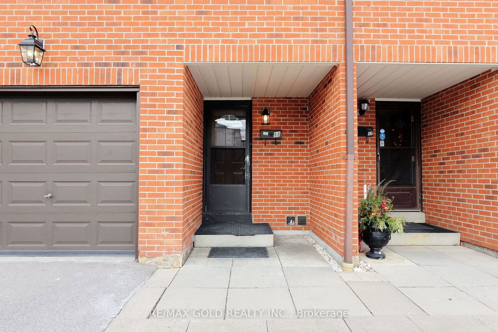 Townhouse sold at 88 Dawson Crescent, Brampton, Brampton North, L6V 3M6 - MLS: W11919632