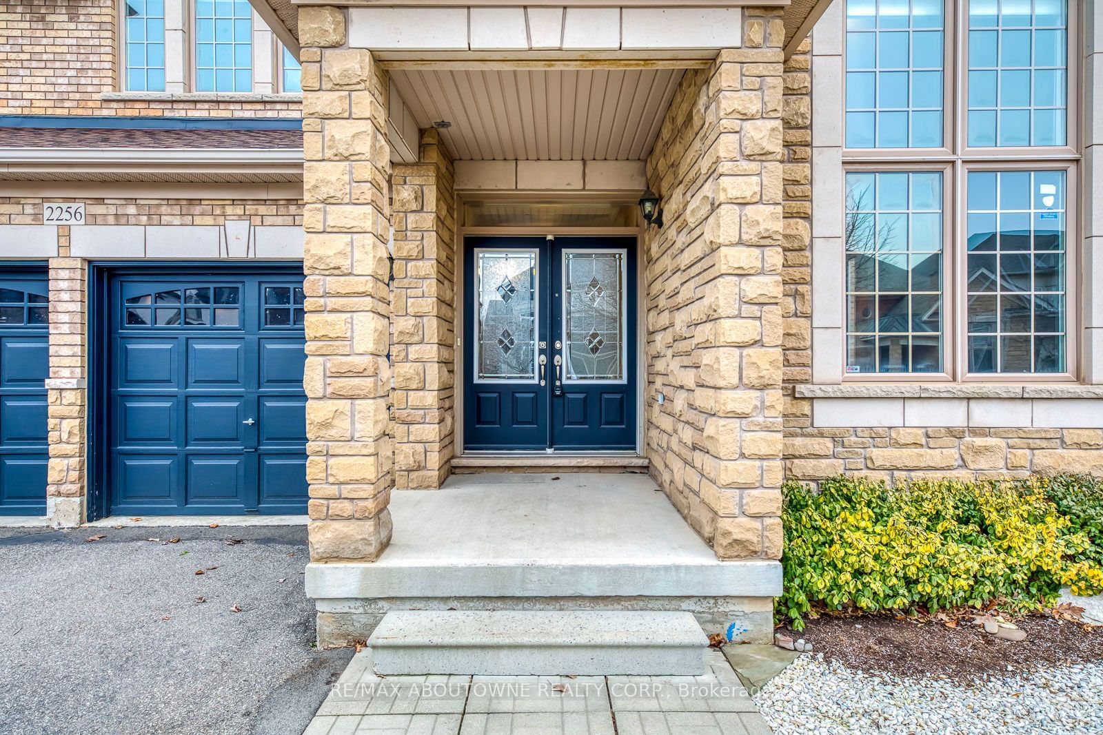 Detached House sold at 2256 Millstone Drive, Oakville, 1019 - WM Westmount, L6M 0H2 - MLS: W11920189