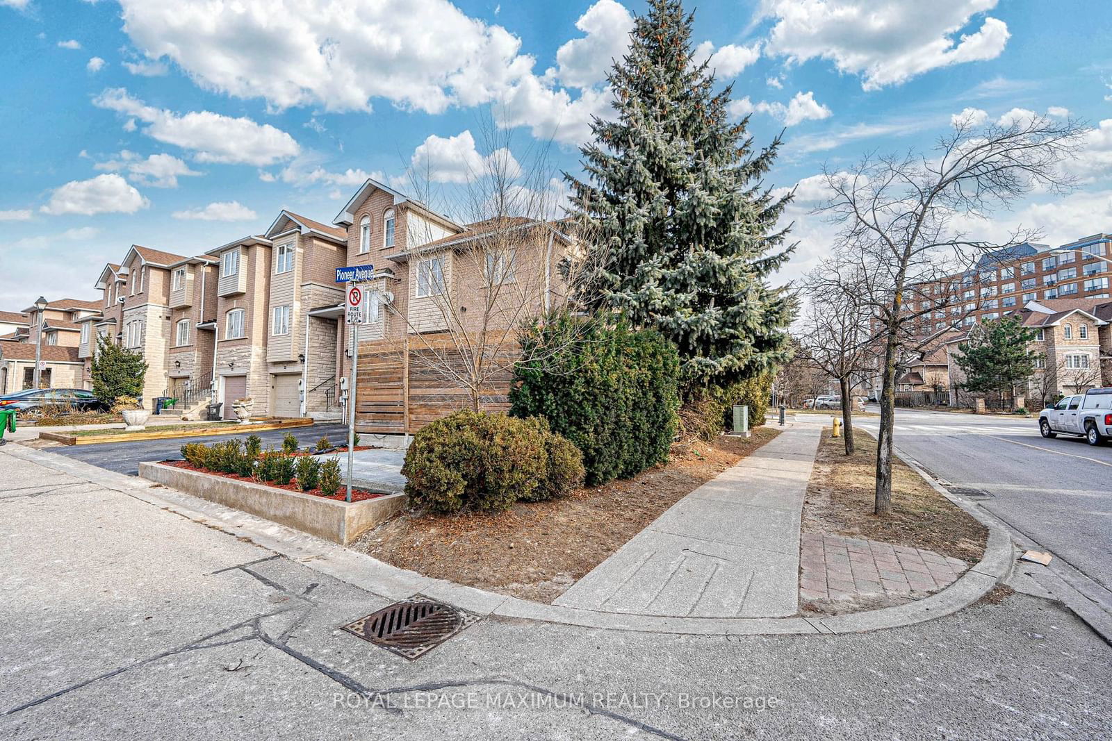 Townhouse sold at 21 Pioneer Avenue, Toronto, Mount Dennis, M6M 5H8 - MLS: W11920558