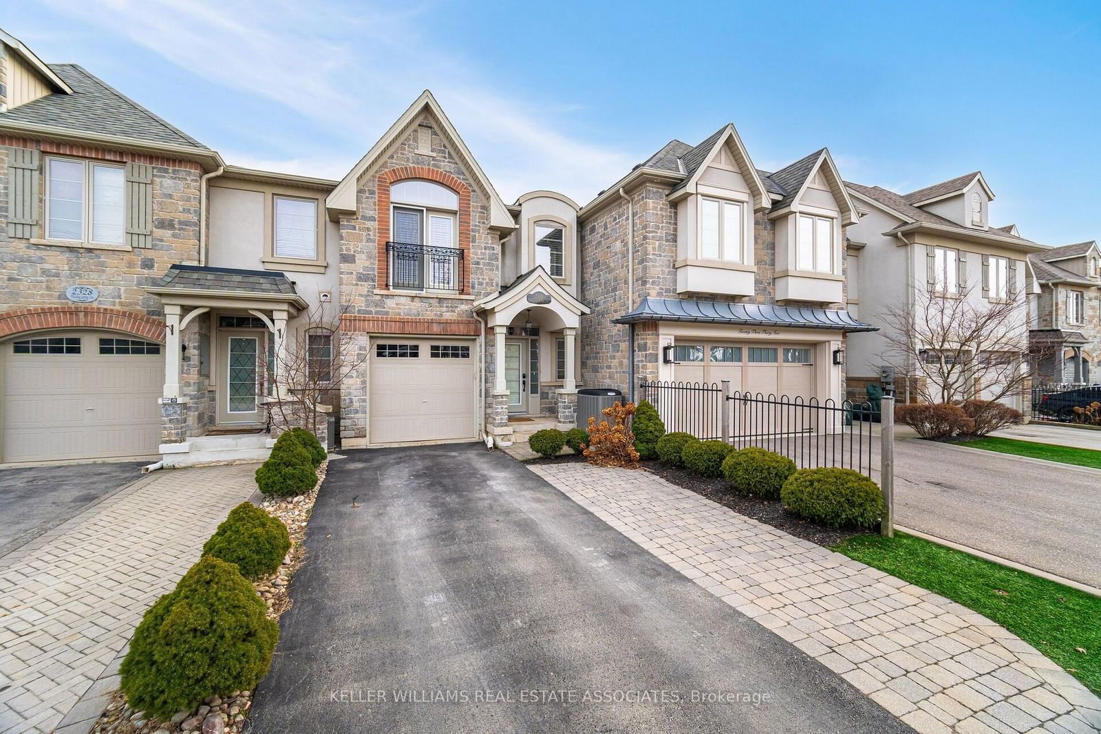 Townhouse for sale at 2330 Whistling Springs Crescent, Oakville, West Oak Trails, L6M 0C3 - MLS: W11922040