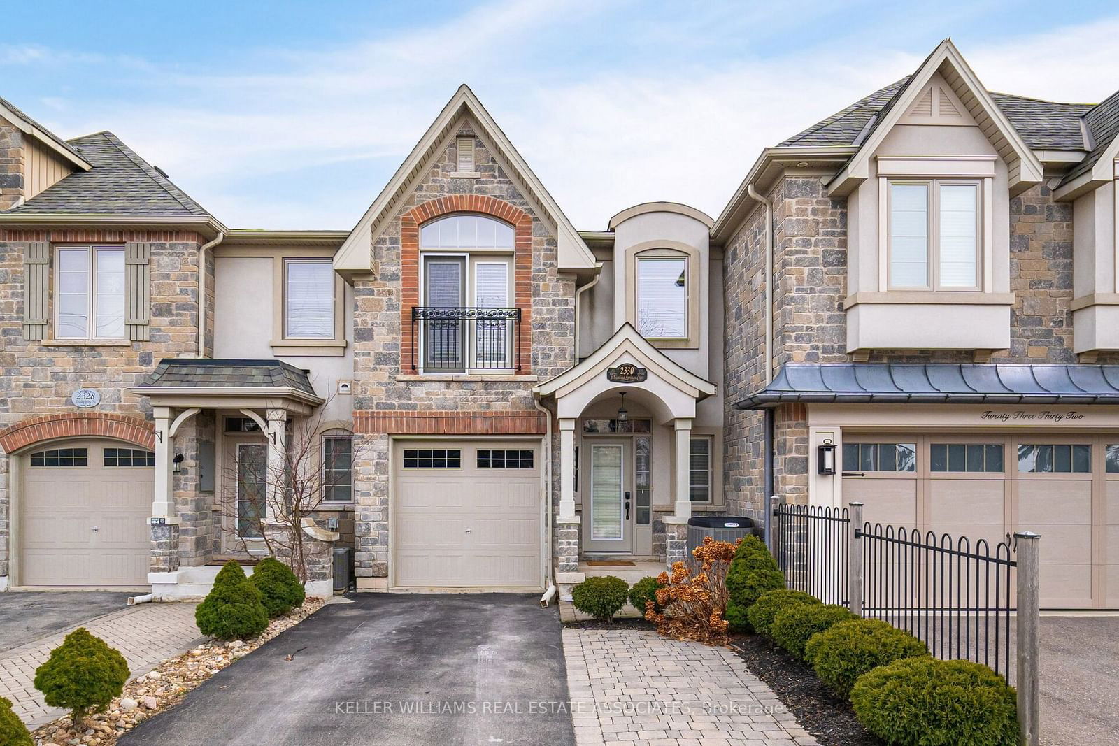 Townhouse for sale at 2330 Whistling Springs Crescent, Oakville, West Oak Trails, L6M 0C3 - MLS: W11922040