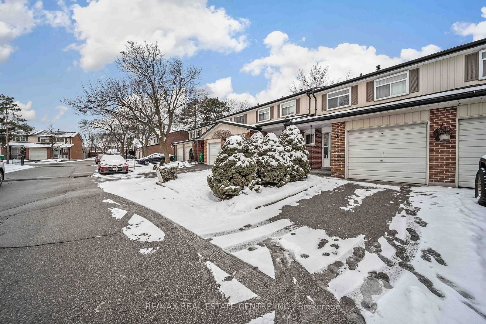 Townhouse sold at 27 Vodden Court, Brampton, Brampton North, L6X 2W6 - MLS: W11922512