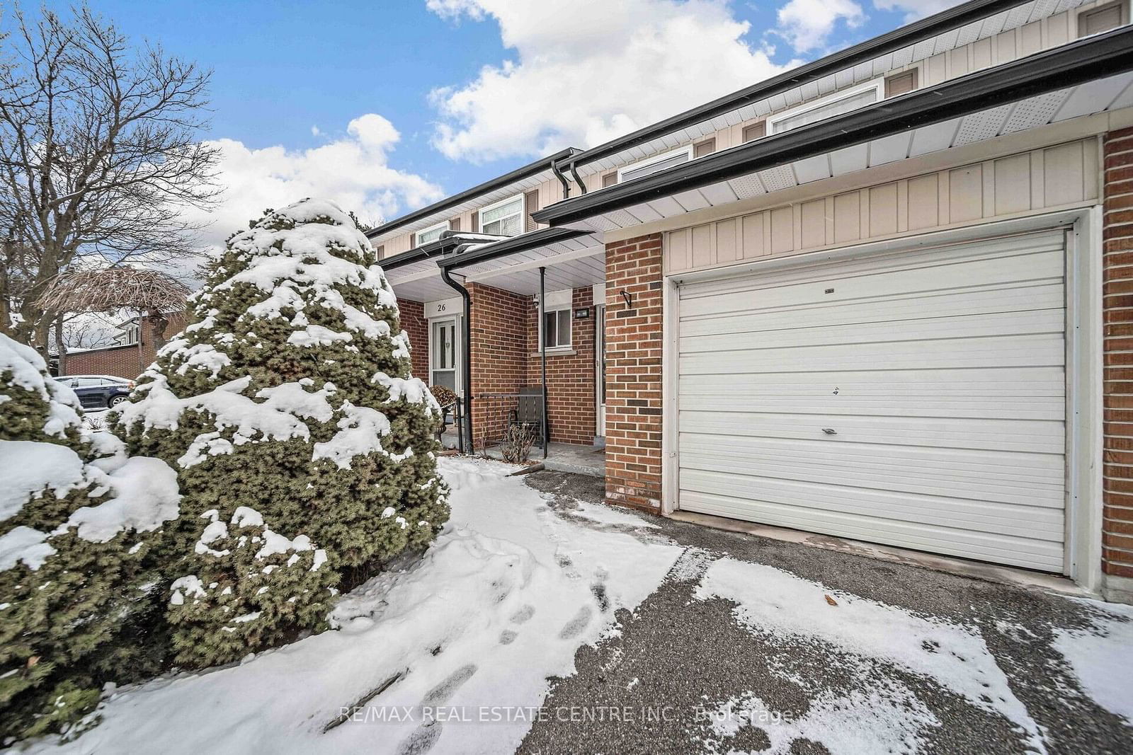 Townhouse sold at 27 Vodden Court, Brampton, Brampton North, L6X 2W6 - MLS: W11922512