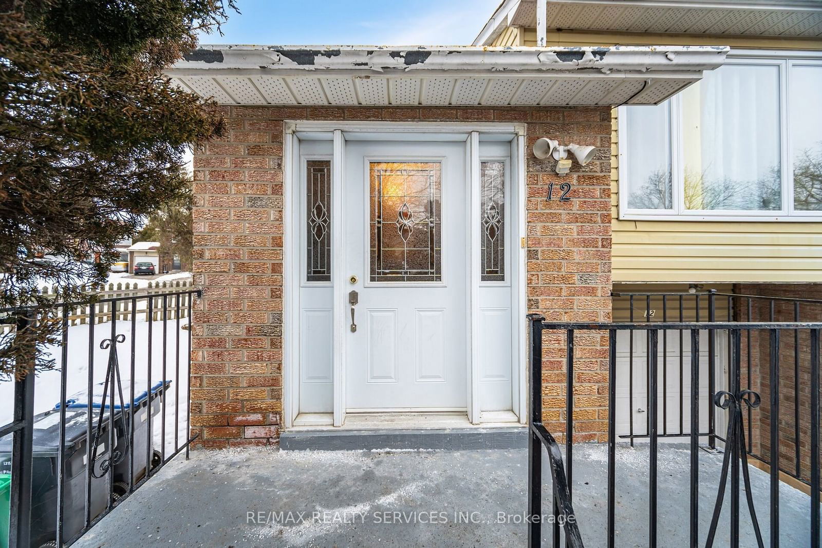 Semi-Detached House sold at 12 Courtleigh Square, Brampton, Heart Lake East, L6Z 1J3 - MLS: W11923241