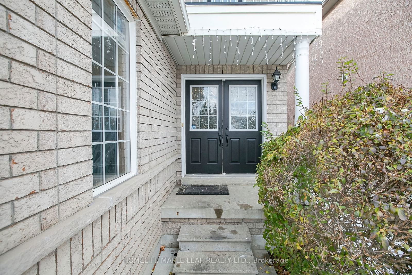 Semi-Detached House for sale at 29 Dewridge Court, Brampton, Sandringham-Wellington, L6R 3C1 - MLS: W11923564