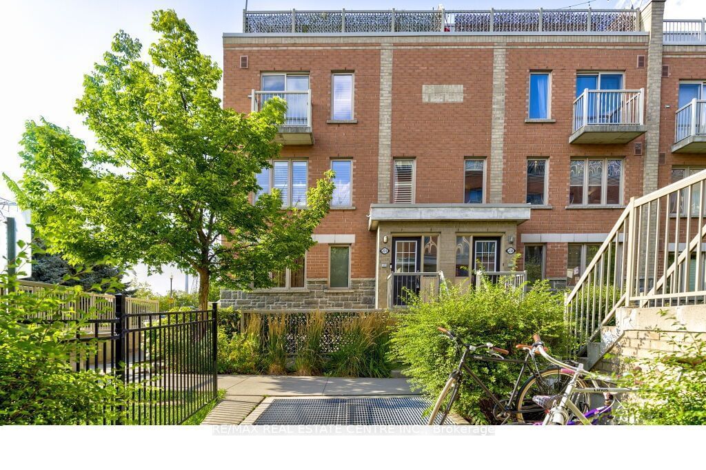 Townhouse leased at 231-25 Turntable Crescent, Toronto, Dovercourt-Wallace Emerson-Junction, M6H 4K8 - MLS: W11923611