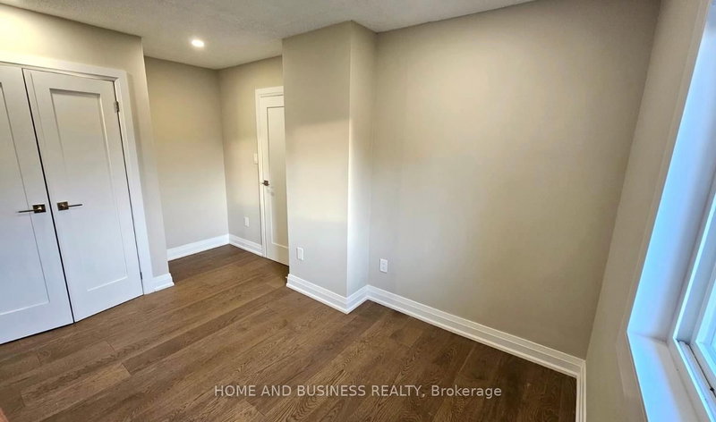 1326 Meredith Ave, Mississauga, L5E 2E7 | Image 2