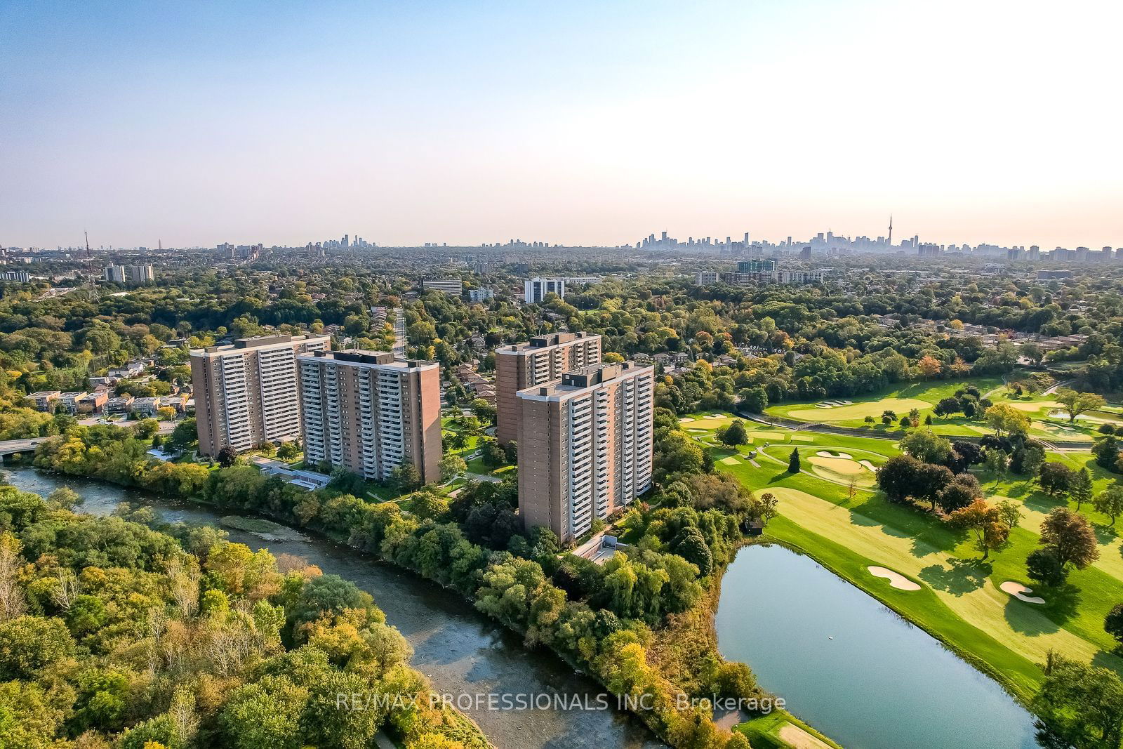 Condo sold at 604-240 Scarlett Road, Toronto, Rockcliffe-Smythe, M6N 4X4 - MLS: W11923854