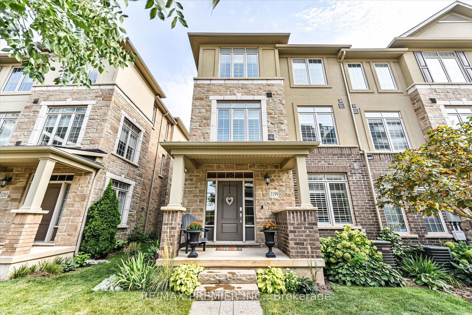 Townhouse for sale at 3199 William Coltson Avenue, Oakville, Rural Oakville, L6H 0W9 - MLS: W11923864