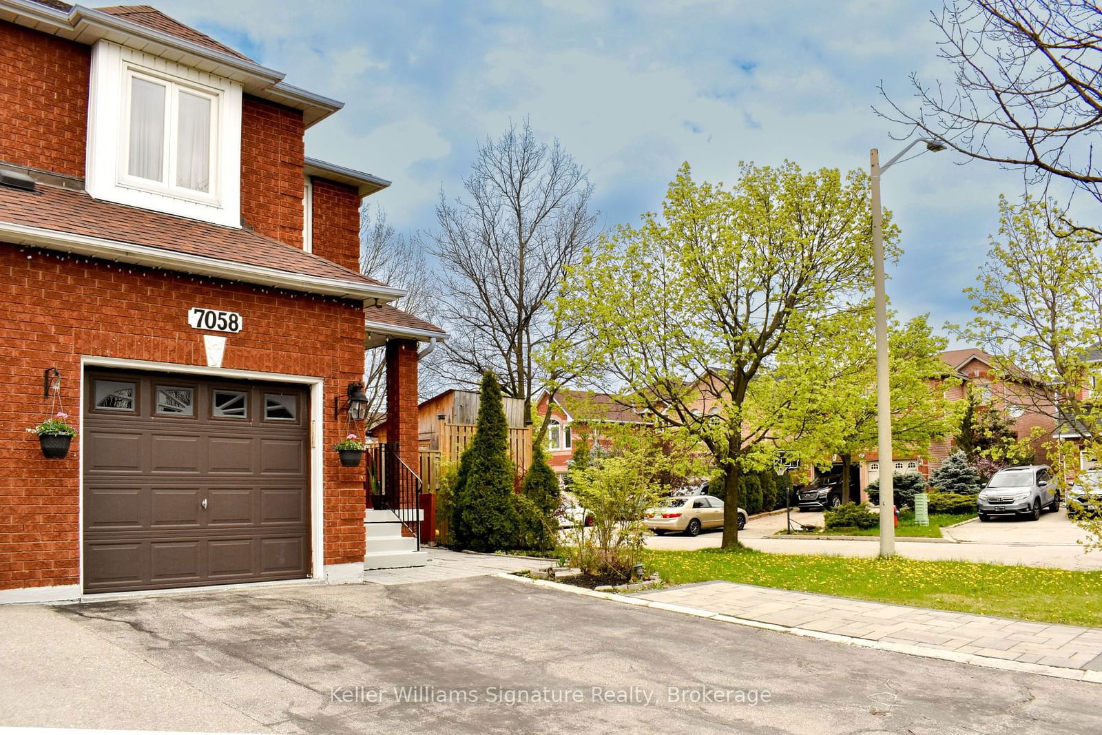 Semi-Detached House for sale at 7058 STONEYWOOD Way, Mississauga, Lisgar, L5N 6Y5 - MLS: W11924074