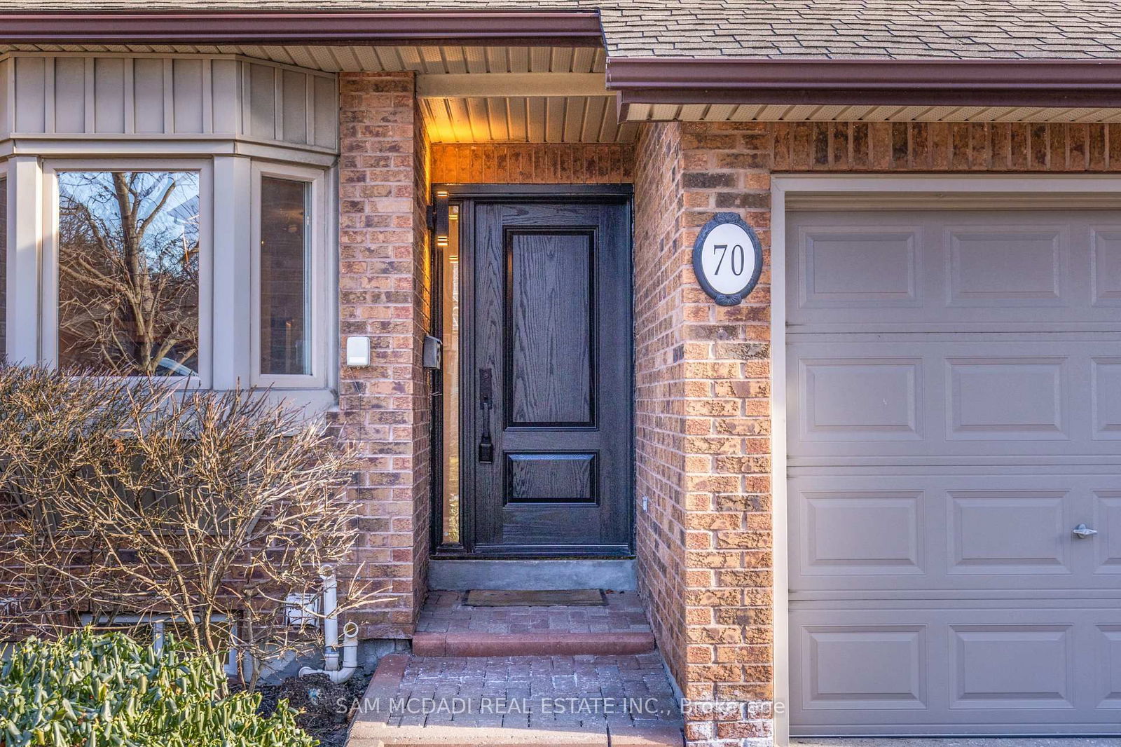 Townhouse sold at 70-1200 Walden Circle, Mississauga, Clarkson, L5J 4J9 - MLS: W11924421