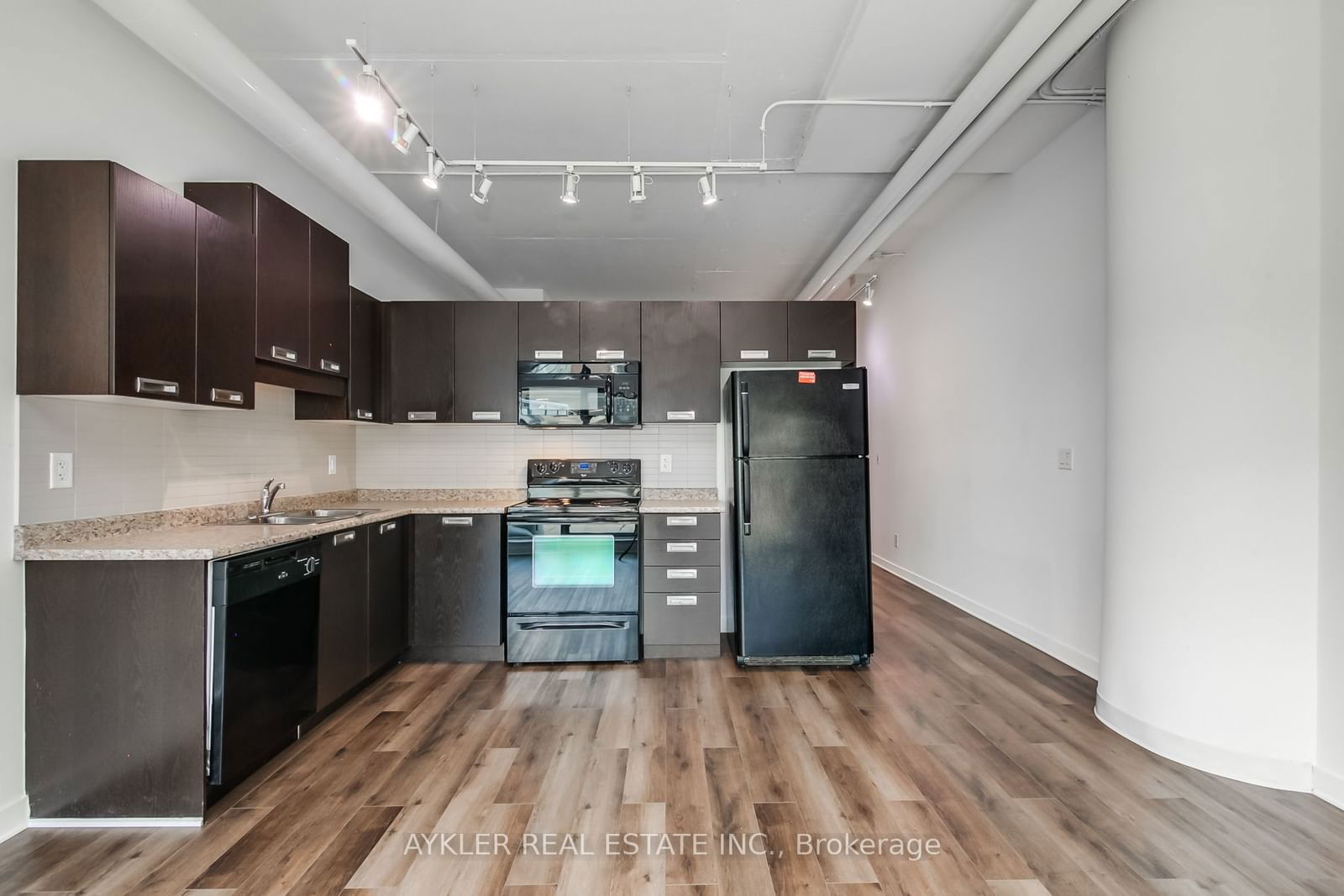 Condo for lease at 212-2 Fieldway Road, Toronto, Islington-City Centre West, M8Z 0B9 - MLS: W11924969