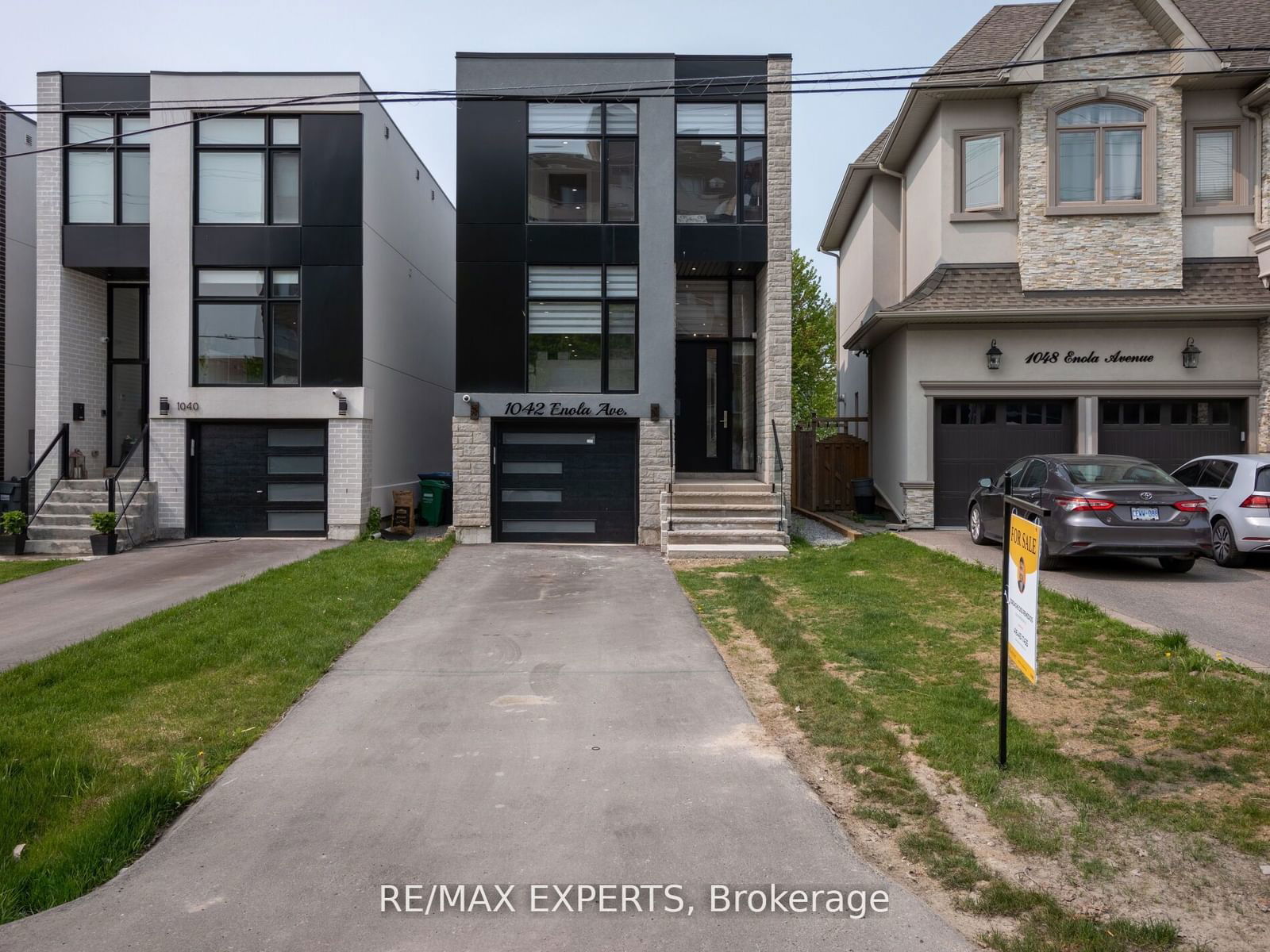 Detached House for sale at 1042 Enola Avenue, Mississauga, Lakeview, L5G 4A9 - MLS: W11925254