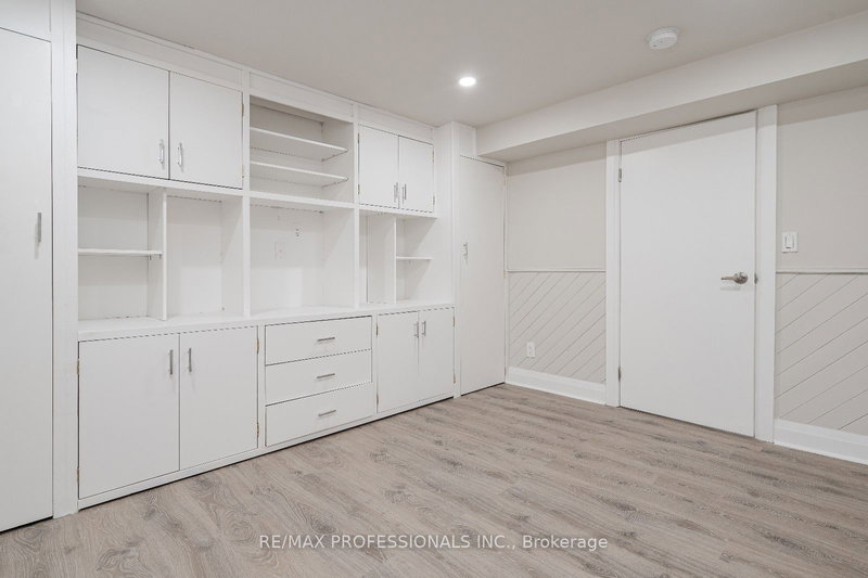 364 Rathburn Rd, Toronto, M9B 2M1 | Image 3