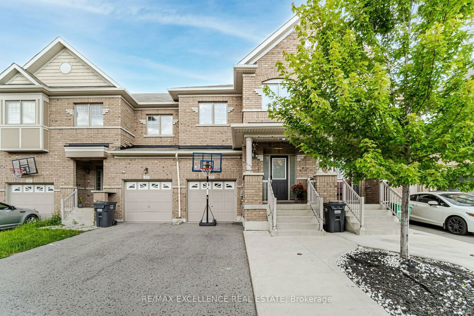 Townhouse sold at 15 Davenfield Circle, Brampton, Bram East, L6P 4M2 - MLS: W11925332