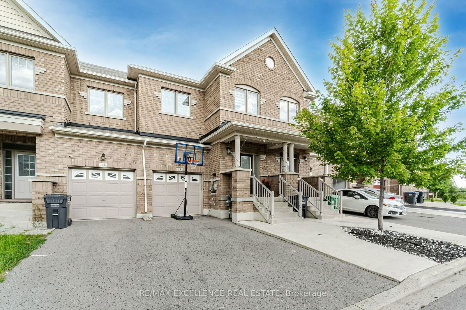 Townhouse sold at 15 Davenfield Circle, Brampton, Bram East, L6P 4M2 - MLS: W11925332