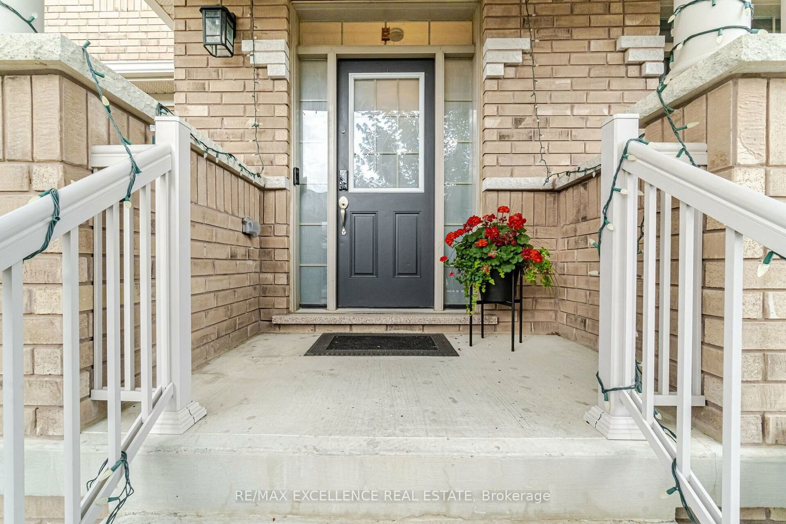 Townhouse sold at 15 Davenfield Circle, Brampton, Bram East, L6P 4M2 - MLS: W11925332