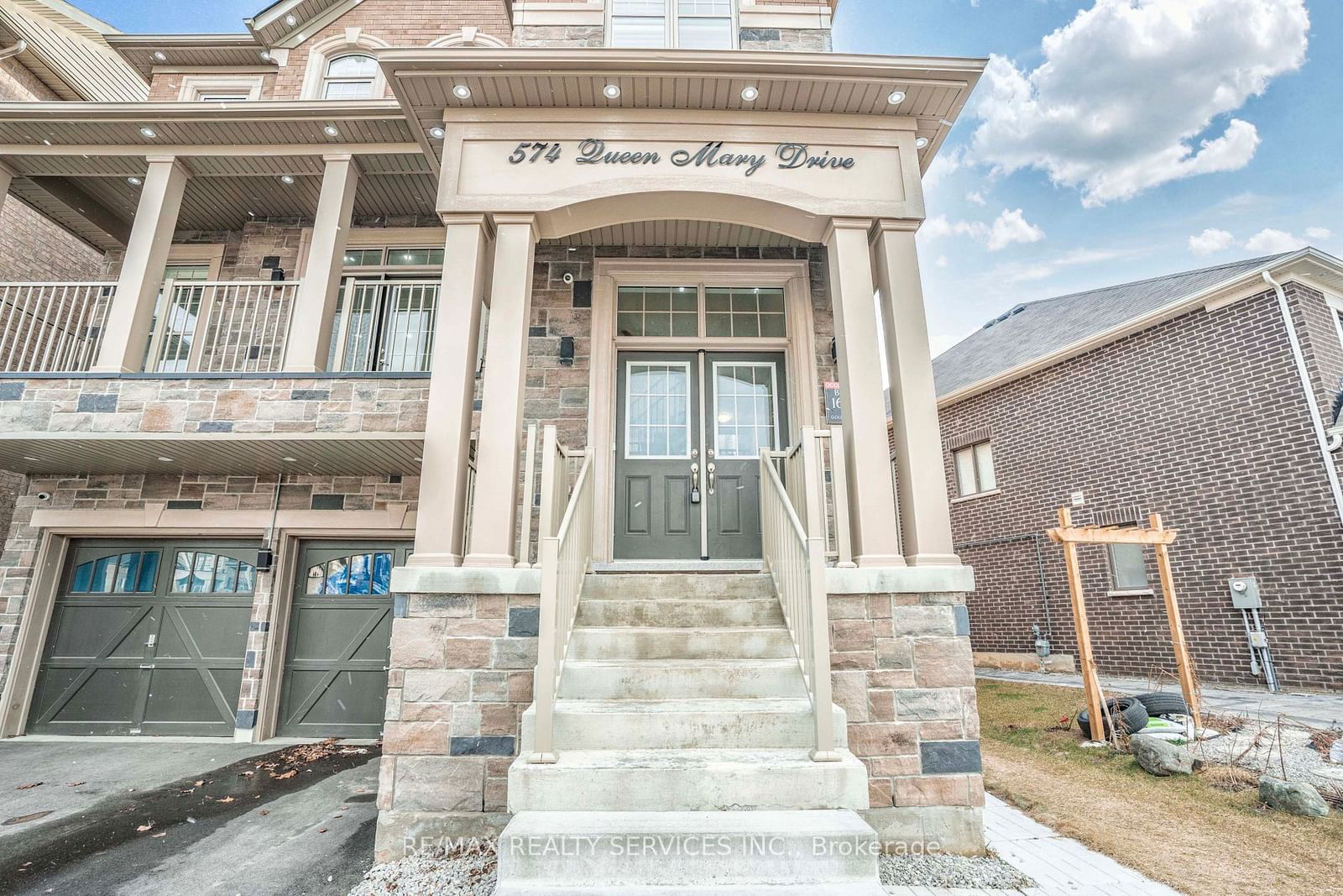 Detached House sold at 574 Queen Mary Drive, Brampton, Northwest Brampton, L7A 4Y6 - MLS: W11925462