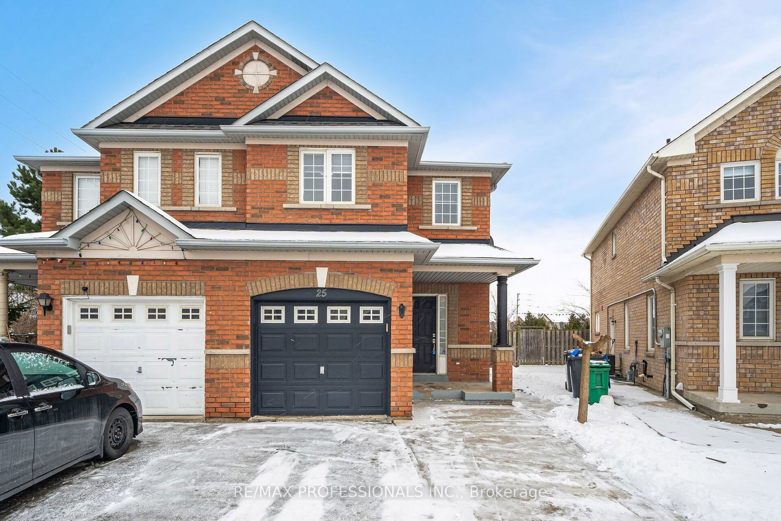 Semi-Detached House for lease at 25 Cosenza Court, Brampton, Bram East, L6P 1S3 - MLS: W11925858