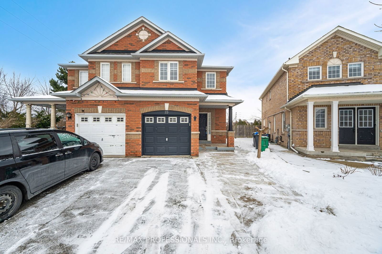 Semi-Detached House for lease at 25 Cosenza Court, Brampton, Bram East, L6P 1S3 - MLS: W11925858