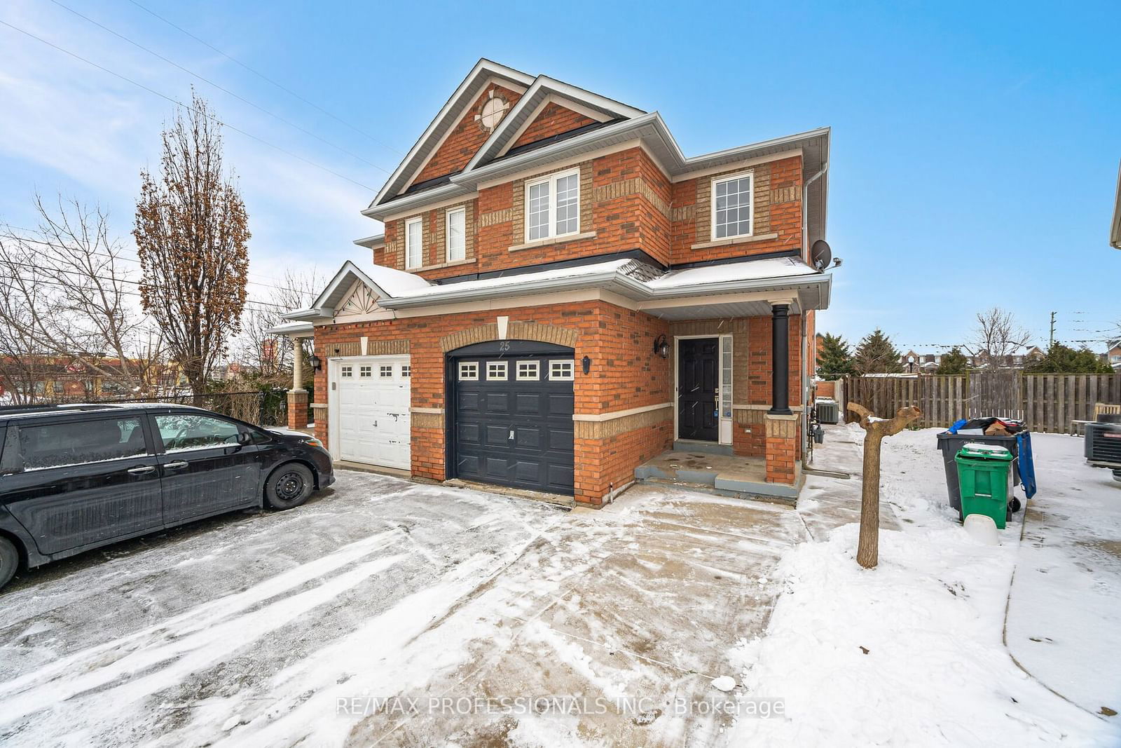 Semi-Detached House for lease at 25 Cosenza Court, Brampton, Bram East, L6P 1S3 - MLS: W11925858