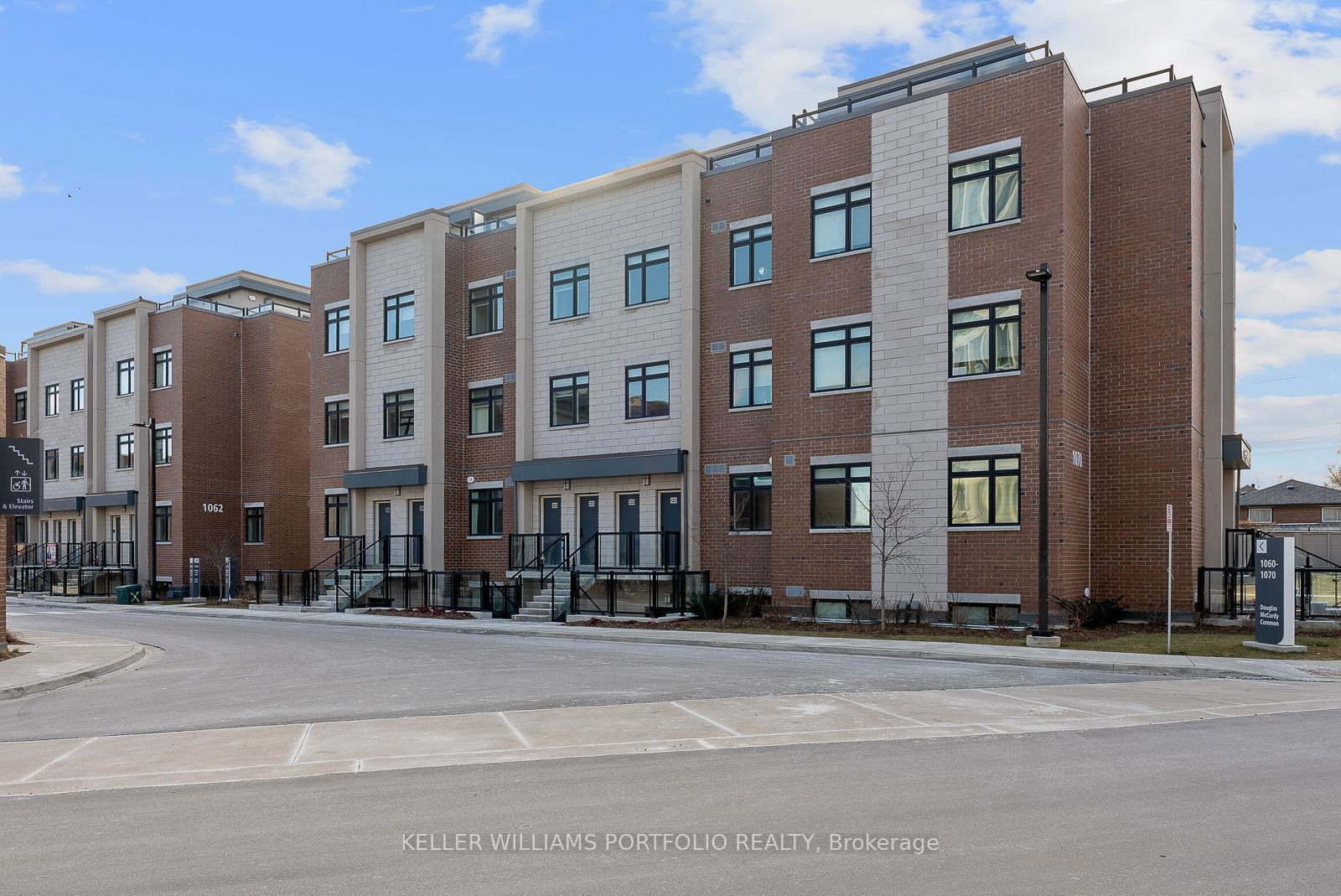 Townhouse for lease at 223-1070 Douglas Mccurdy Comm, Mississauga, Lakeview, L5G 0C6 - MLS: W11926160