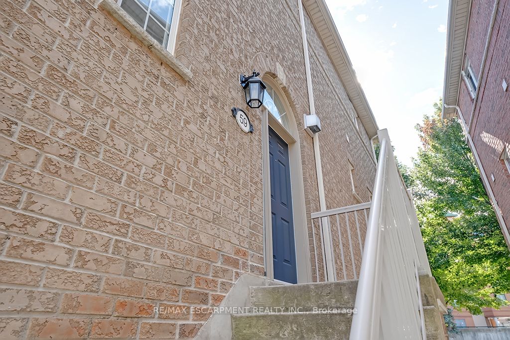 Townhouse sold at 59-1169 Dorval Drive, Oakville, Glen Abbey, L6M 4V8 - MLS: W11926189