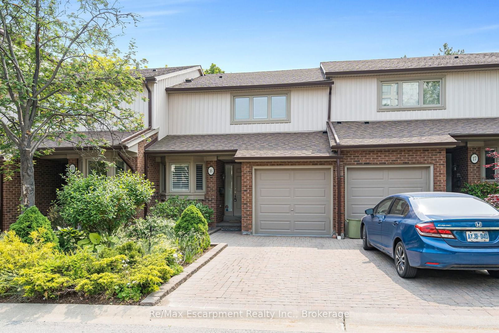 Townhouse sold at 16-1160 Walden Circle, Mississauga, Clarkson, L5J 4J9 - MLS: W11926302