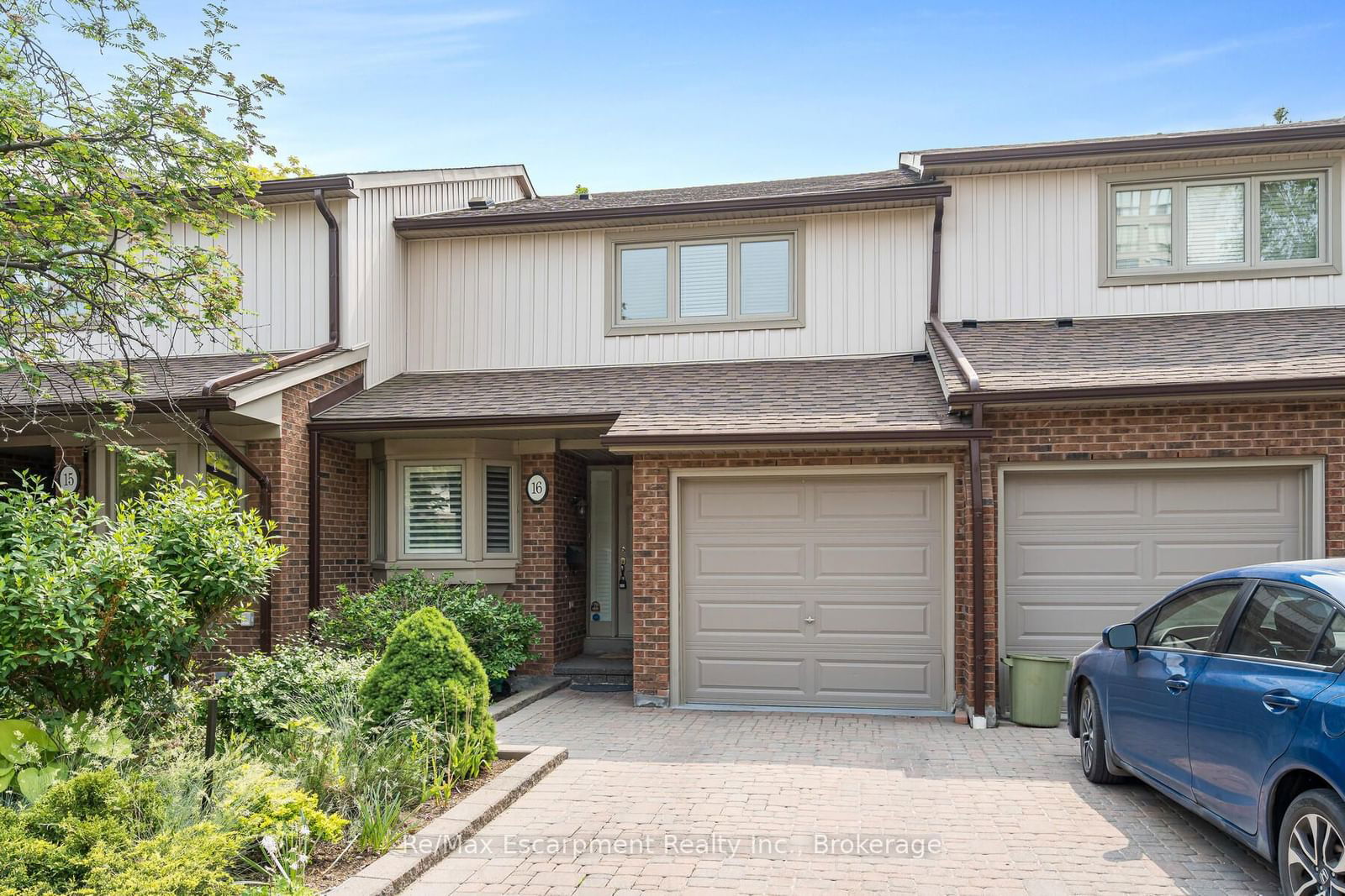 Townhouse sold at 16-1160 Walden Circle, Mississauga, Clarkson, L5J 4J9 - MLS: W11926302