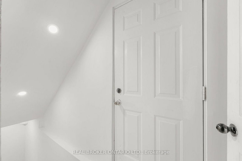 Bsmt - 1098 Sawgrass Cres, Mississauga, L5C 3V4 | Image 2