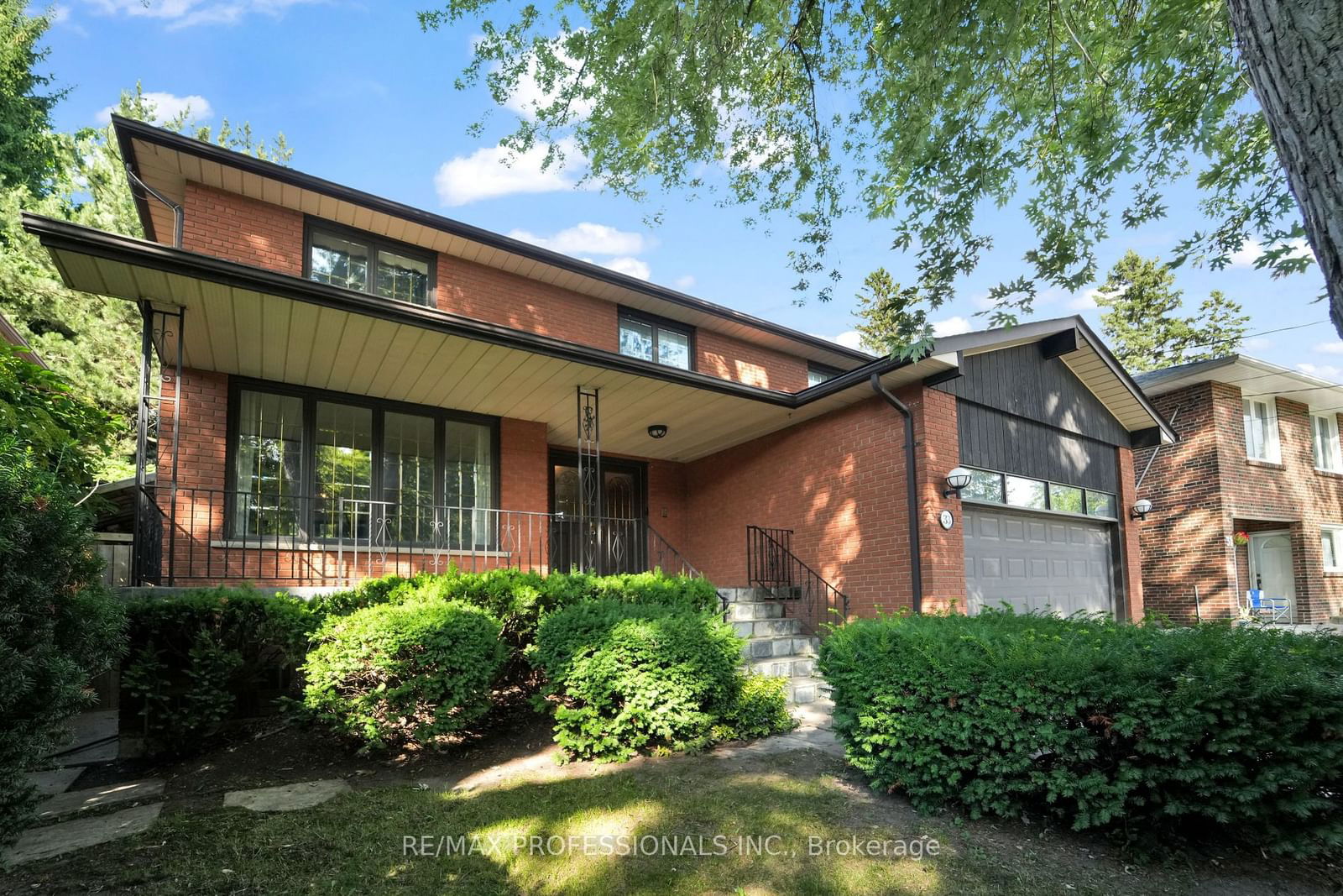 Detached House for sale at 33 Bonnyview Drive, Toronto, Stonegate-Queensway, M8Y 3G7 - MLS: W11927821