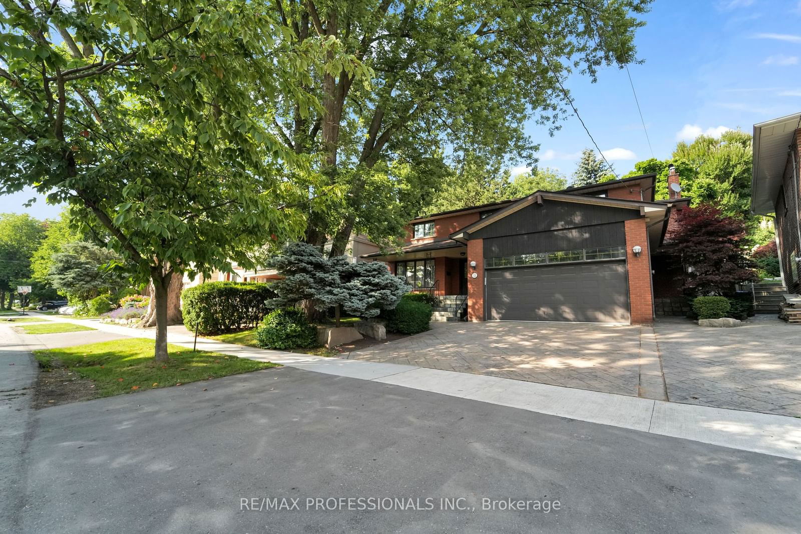 Detached House sold at 33 Bonnyview Drive, Toronto, Stonegate-Queensway, M8Y 3G7 - MLS: W11927821