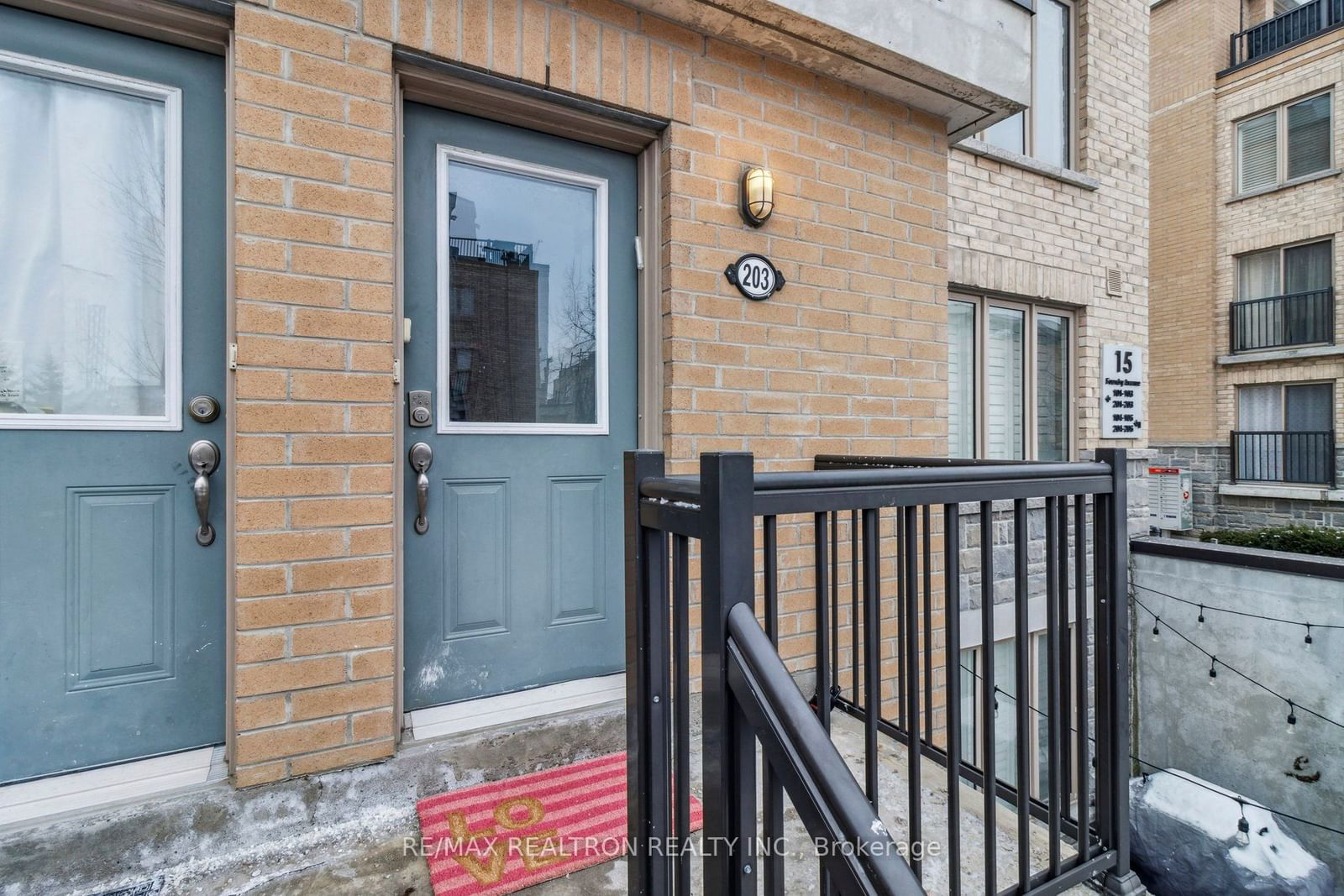 Townhouse sold at 203-15 Foundry Avenue, Toronto, Dovercourt-Wallace Emerson-Junction, M6H 0B7 - MLS: W11927965