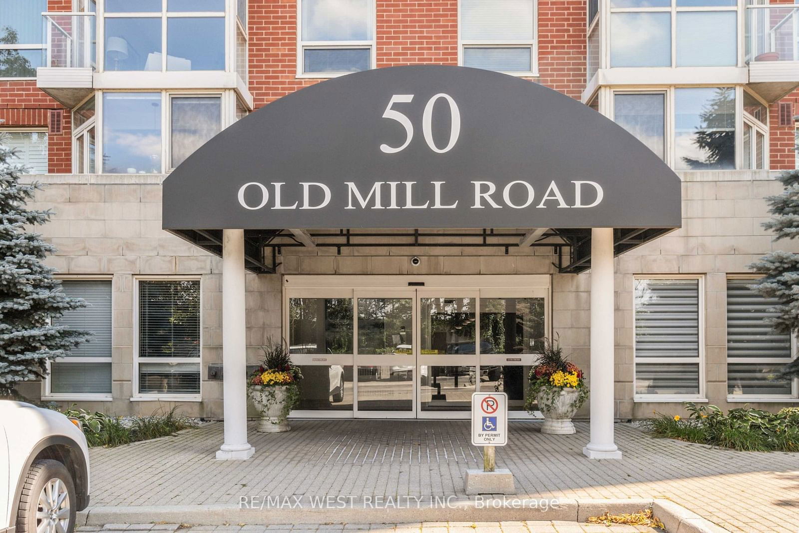 Condo sold at 905-50 Old Mill Road, Oakville, 1014 - QE Queen Elizabeth, L6J 7W1 - MLS: W11928111