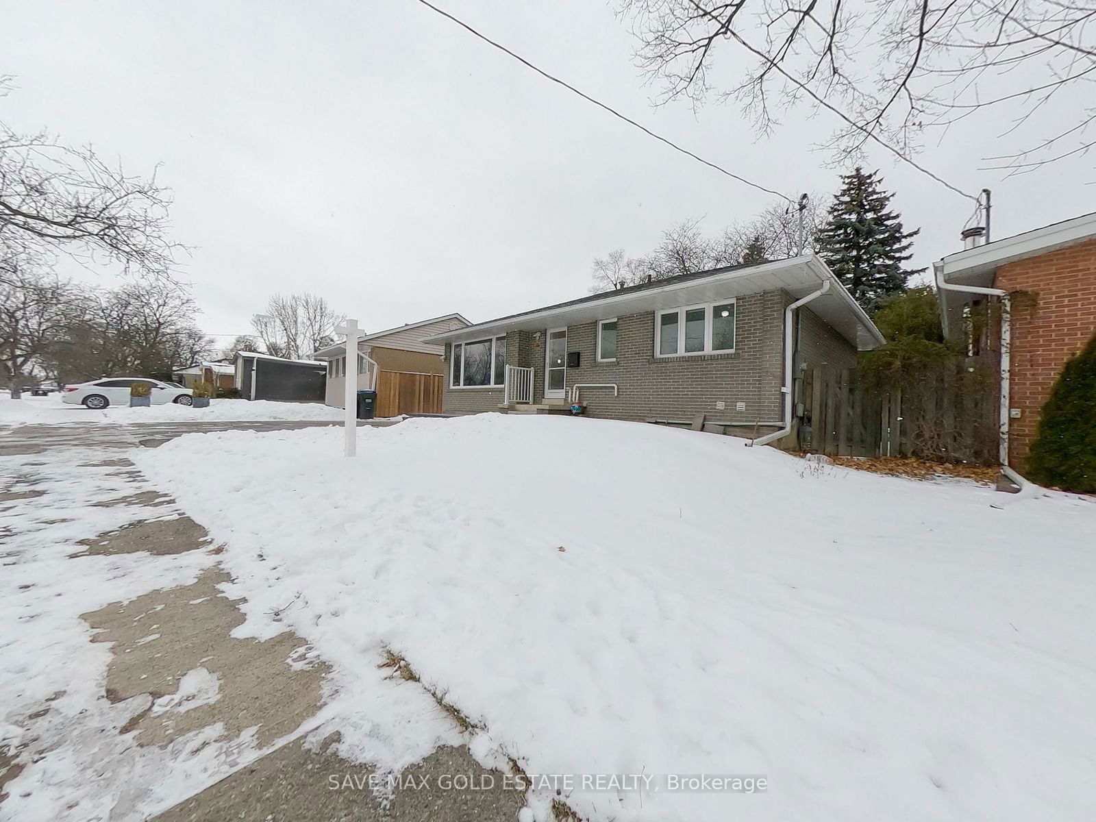 Detached House for sale at 116 Eldomar Avenue, Brampton, Brampton East, L6W 1R8 - MLS: W11929329