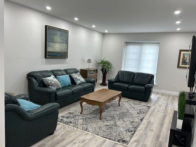 235 Louis Dr, Mississauga, L5B 1Z1 | Image 2