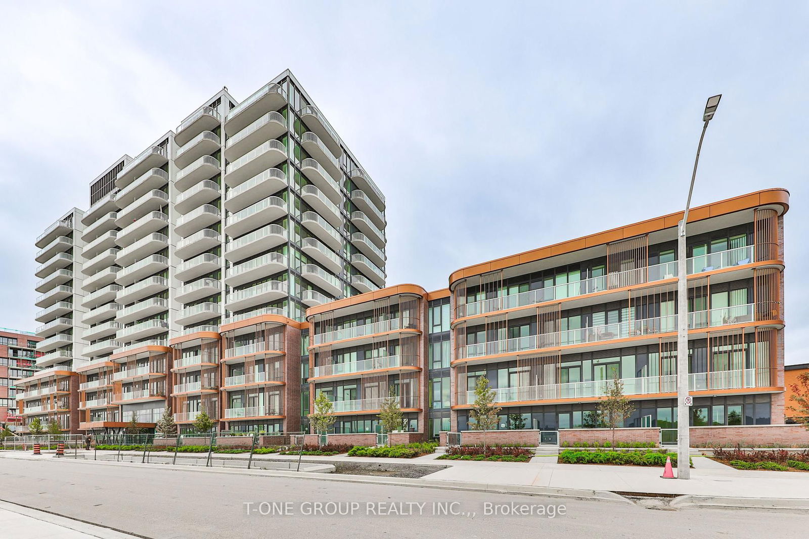 Townhouse leased at 114-220 Missinnihe Way, Mississauga, Port Credit, L5H 0A9 - MLS: W11930124