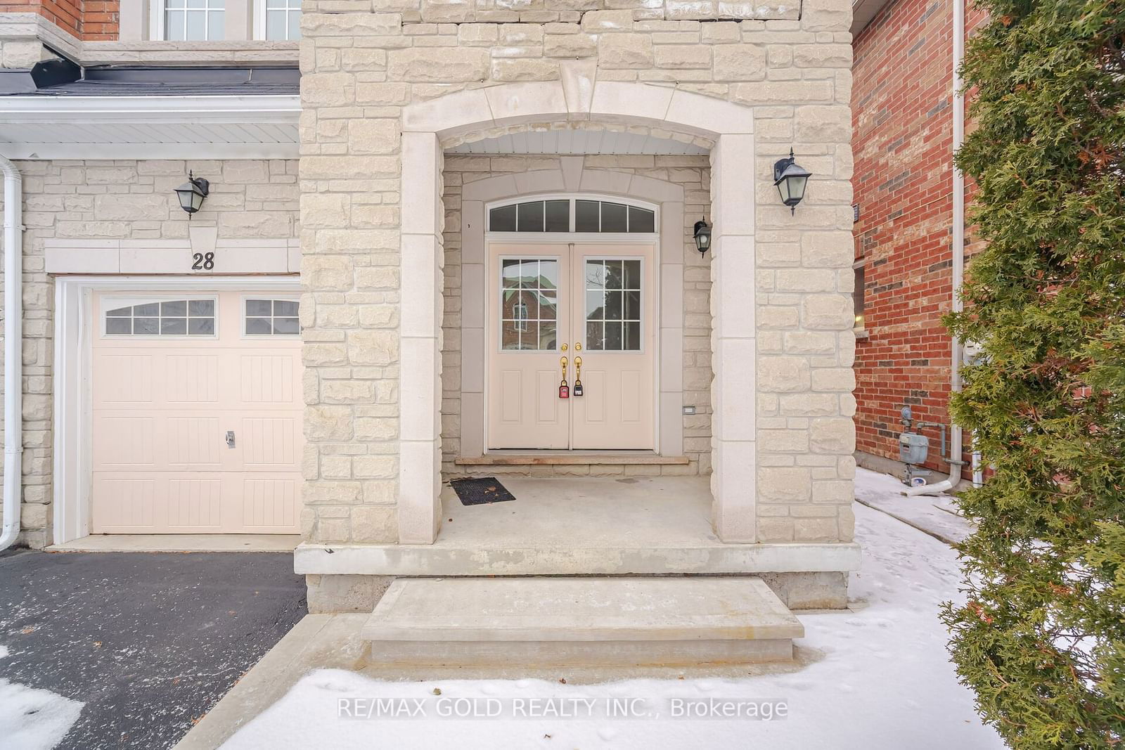 Semi-Detached House for sale at 28 Mulgrave Street, Brampton, Bram East, L6P 3H2 - MLS: W11930286