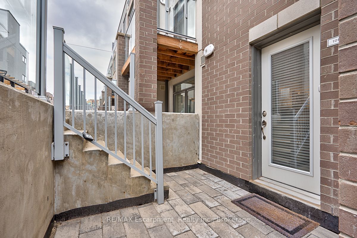 Townhouse for sale at 101-3058 Sixth Line, Oakville, Rural Oakville, L6M 1P8 - MLS: W11930698