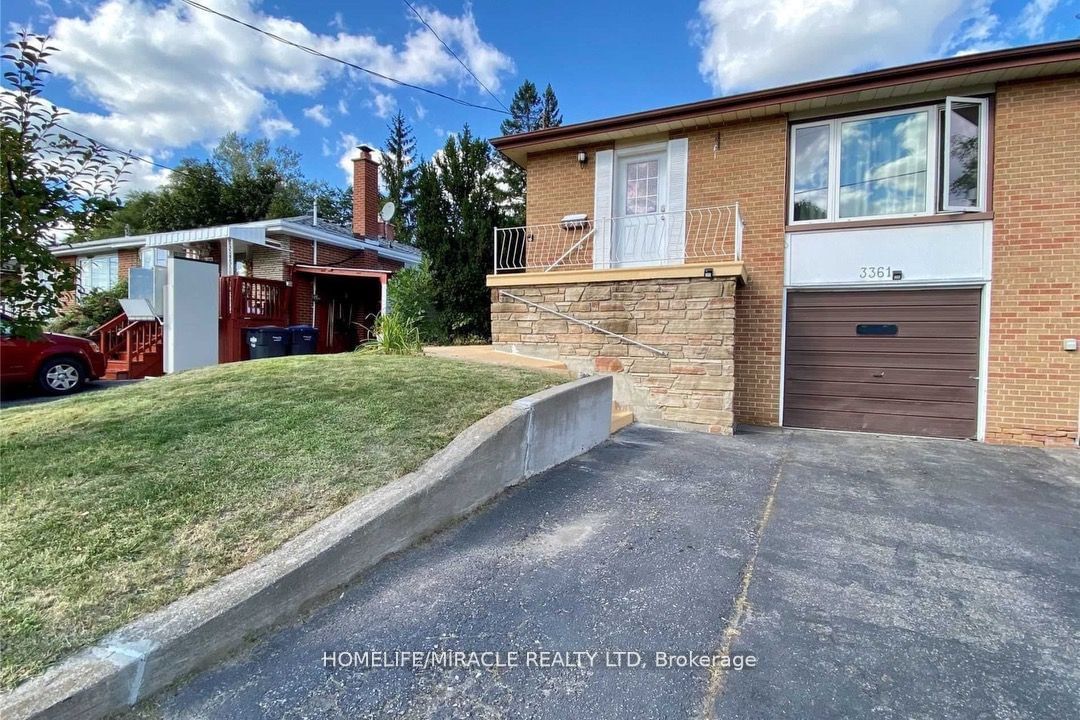 Semi-Detached House for lease at 3361 The Credit Woodlands, Mississauga, Erindale, L5C 2J9 - MLS: W11932176