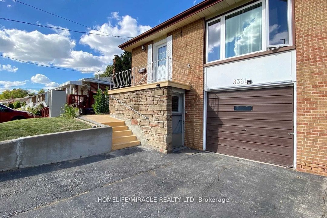 Semi-Detached House for lease at 3361 The Credit Woodlands, Mississauga, Erindale, L5C 2J9 - MLS: W11932176