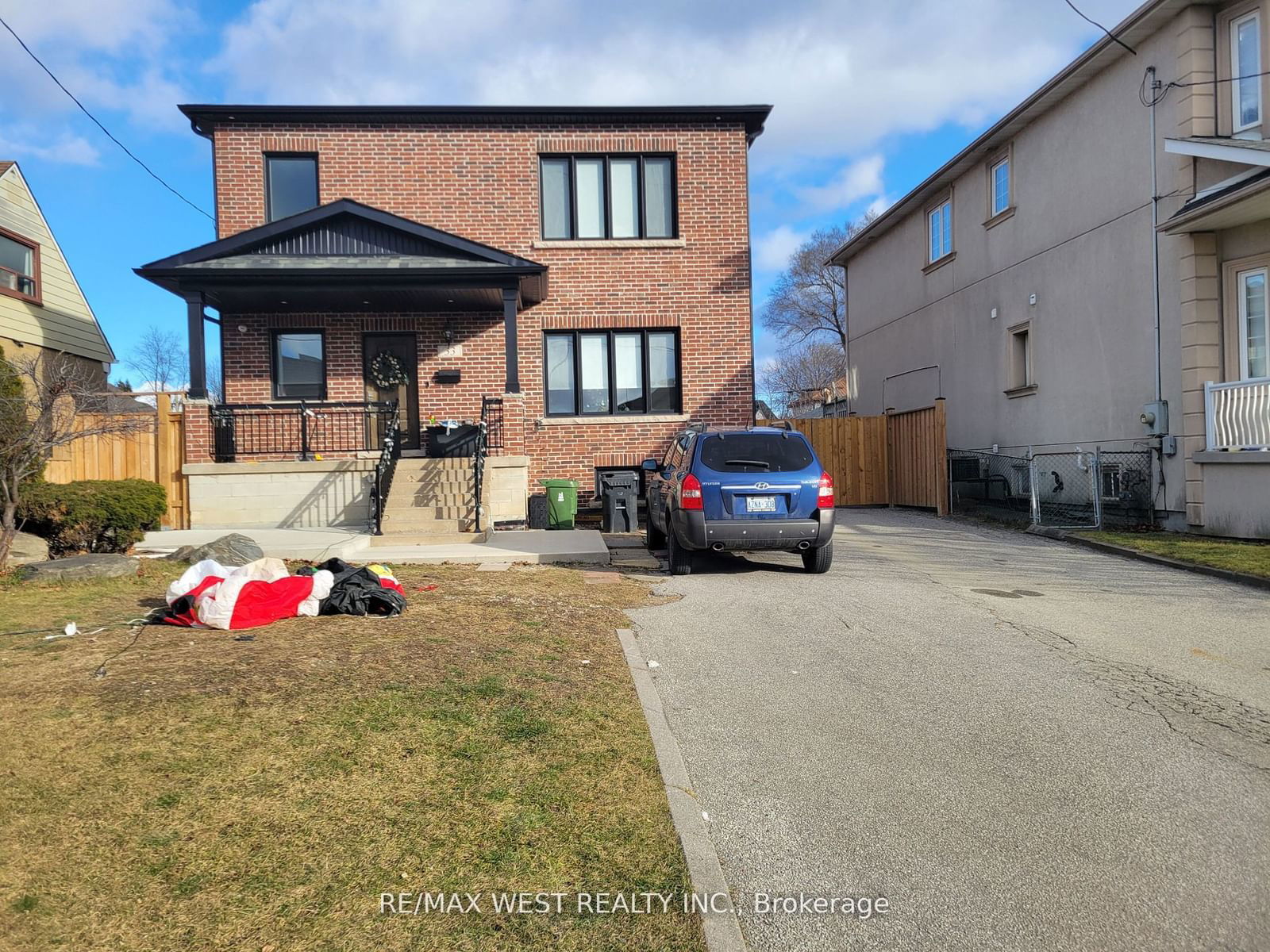 Detached House for lease at 33 Ingleside Drive, Toronto, Downsview-Roding-CFB, M3K 1V2 - MLS: W11932489