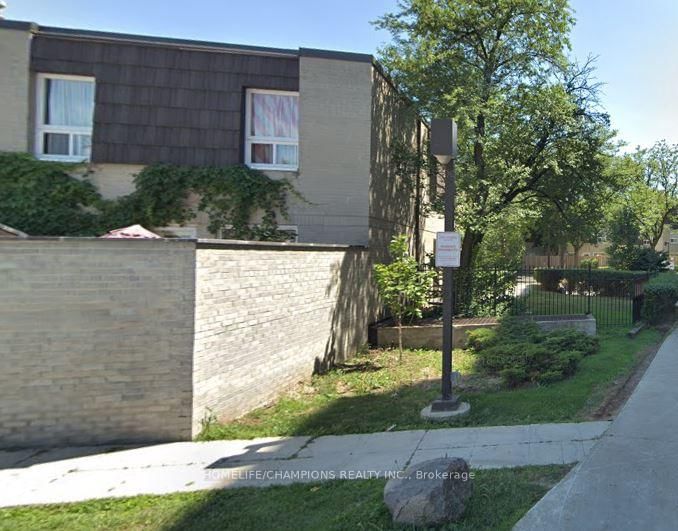 Townhouse sold at 14-23 Four Winds Drive, Toronto, York University Heights, M3J 1K7 - MLS: W11932765