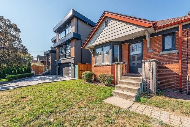 Detached House for lease at 22 Woodgate Drive, Toronto, Rockcliffe-Smythe, M6N 4W3 - MLS: W11933038